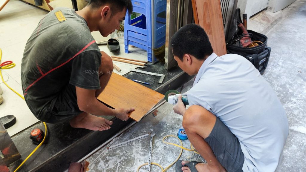 Cắt đo mặt bậc cầu thang nhựa phù hợp với kích thước cầu thang