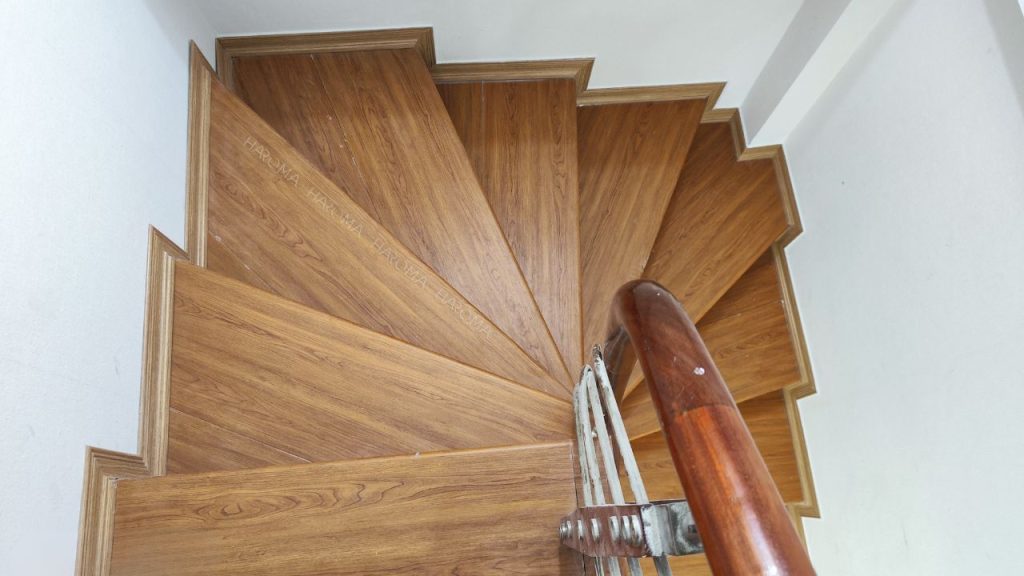 Thi công hoàn thiện mặt bậc cầu thang nhựa