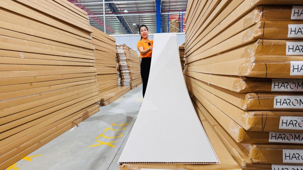 Tấm ốp nhựa nano sở hữu cốt được làm từ nhựa nano kết hợp bột đá