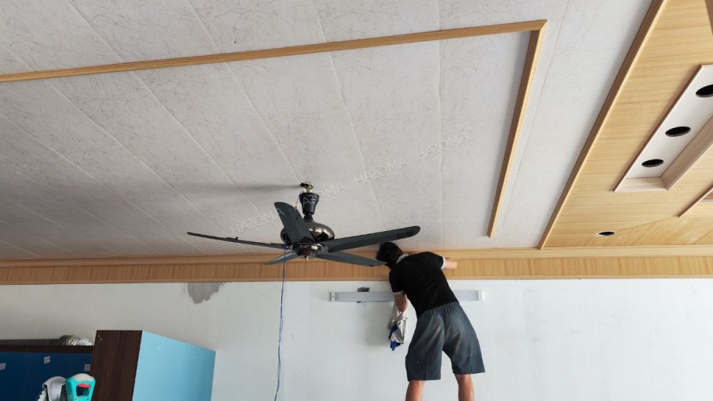 Sử dụng khăn ẩm vệ sinh tấm ốp nhựa nano