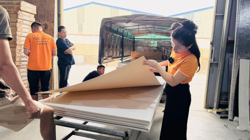 Tấm PVC vân đá kích thước 1,22m x 2,44m sở hữu thiết kế giả đá sang trọng