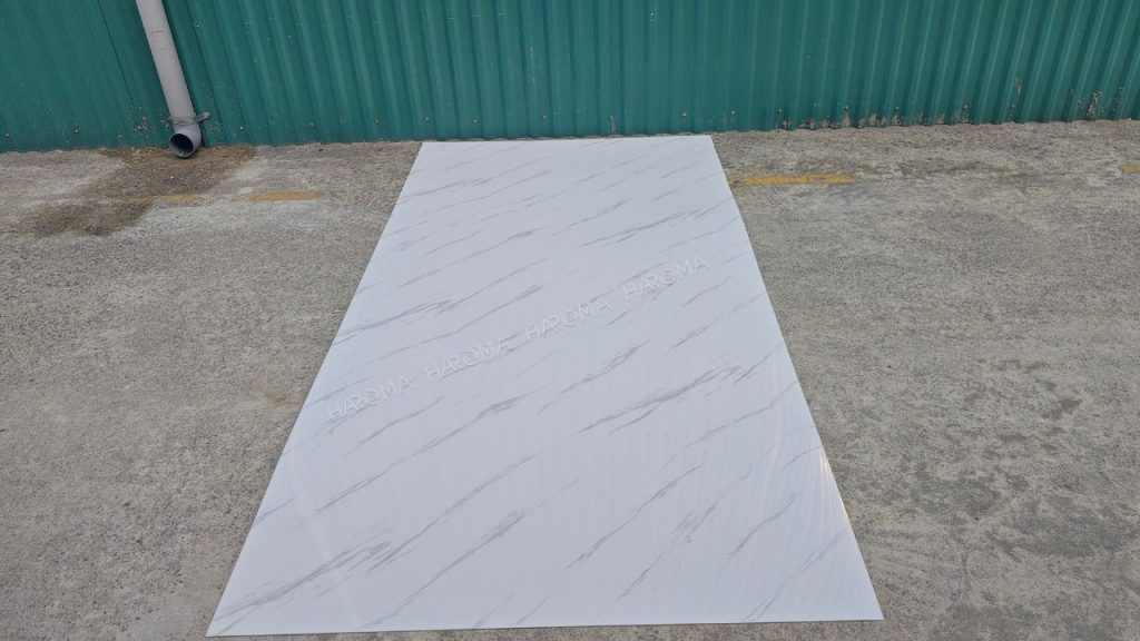 Những lưu ý quan trọng khi sử dụng tấm nhựa giả đá trong trang trí nội thất