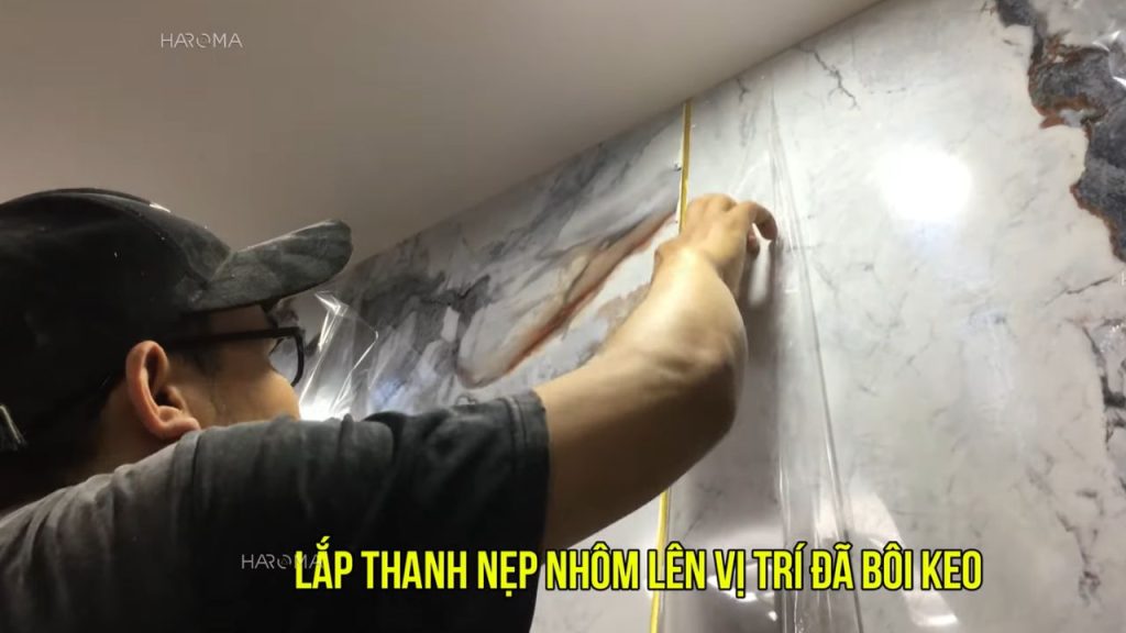 Thi công nẹp nối tấm PVC vân đá
