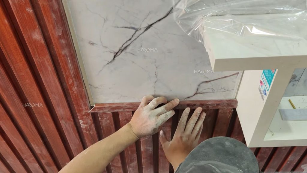 Thi công ghép tấm lam sóng nhựa ốp bức vách tivi