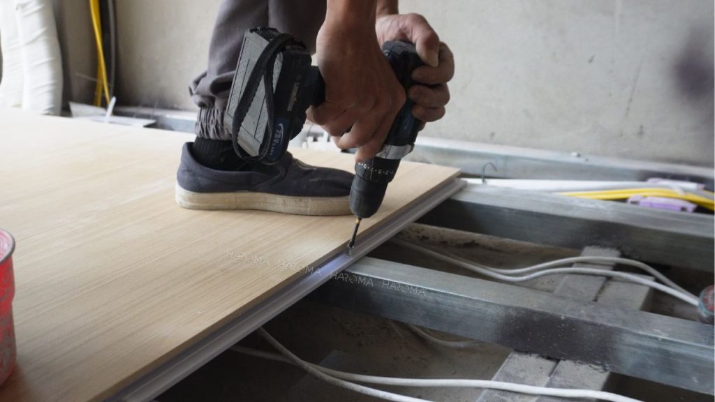 Lắp đặt cố định sàn nhựa chịu lực xuống hệ khung xương