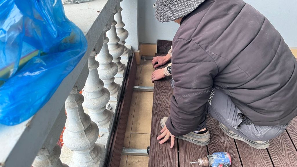 Sàn gỗ nhựa ngoài trời và sàn gỗ tự nhiên là 2 vật liệu thường xuyên được sử dụng lát sàn ban công