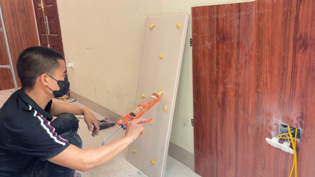 Tấm nhựa ốp tường nano vân gỗ giúp bảo vệ chân tường ngăn ẩm mốc
