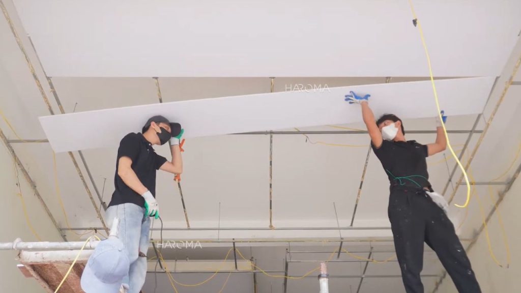 Thi công trần nhựa nano cần đảm bảo khoảng cách khung xương thi công