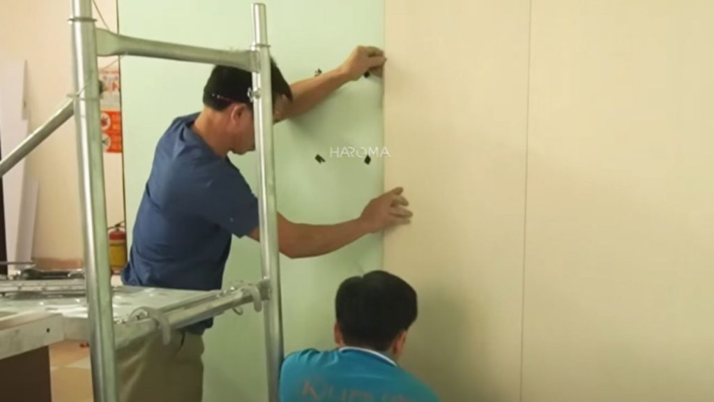 Nên xử lý tường trước khi thi công tấm ốp nhựa nano