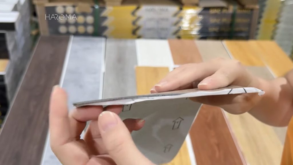 Sàn nhựa bóc dán có cấu tạo từ hạt nhựa kết hợp bột đá