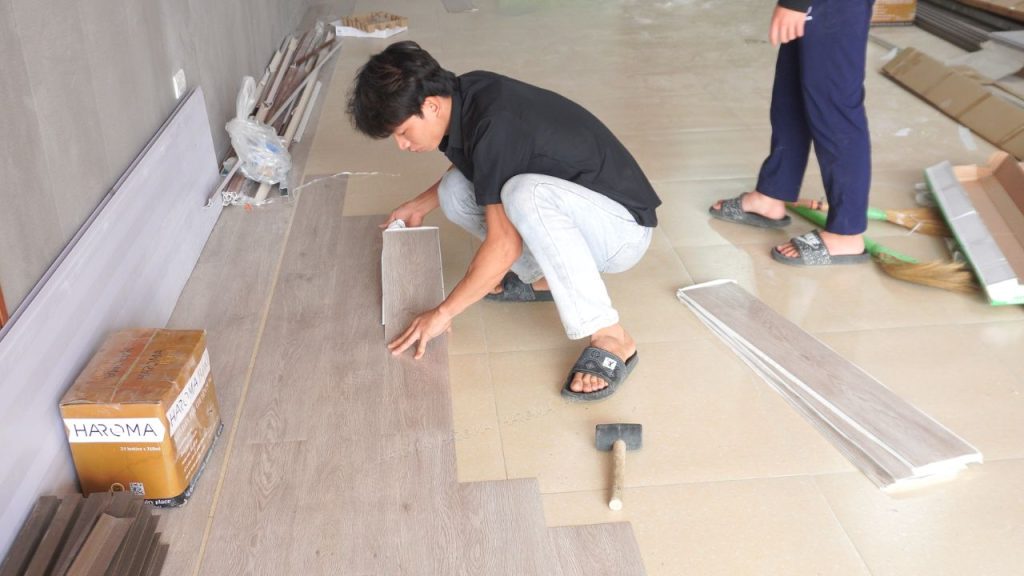 Sàn nhựa bóc dán không phù hợp với những nơi có độ ẩm cao, nền nhà không bằng phẳng