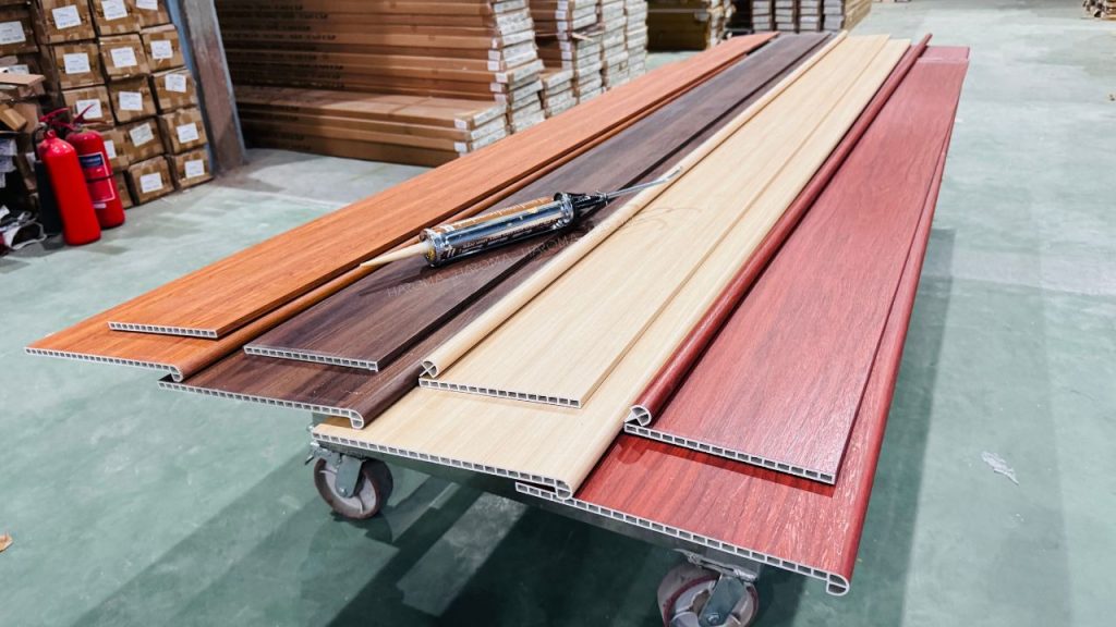 Tiết kiệm hàng chục triệu khi chọn mặt bậc cầu thang nhựa thay gỗ tự nhiên