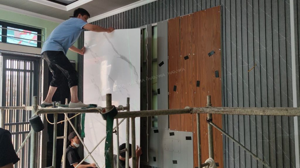 Tấm PVC vân đá thi công nhanh chóng nhờ trọng lượng nhẹ, cách thức thi công đơn giản