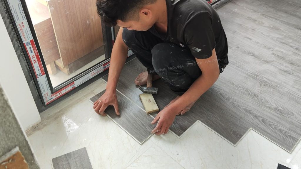 Thi công sàn nhựa hèm khoá chuẩn kỹ thuật