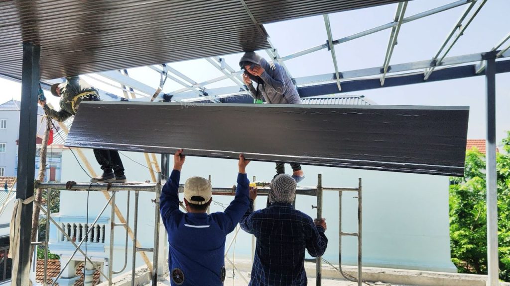 Tấm panel có trọng lượng siêu nhẹ giúp việc vân chuyển và thi công dễ dàng