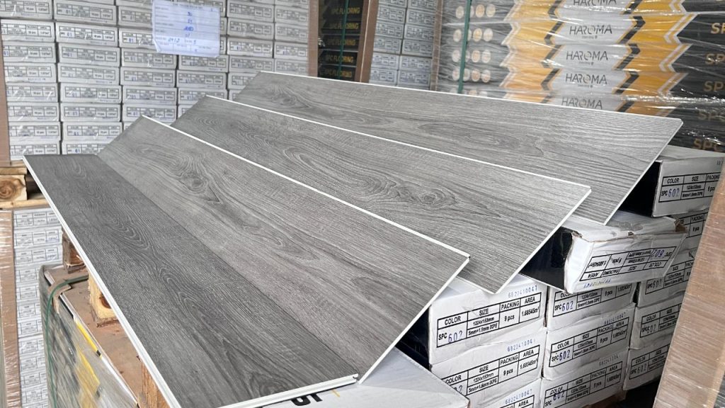 Kiểm tra sàn nhựa hèm khoá giả gỗ trước khi thi công