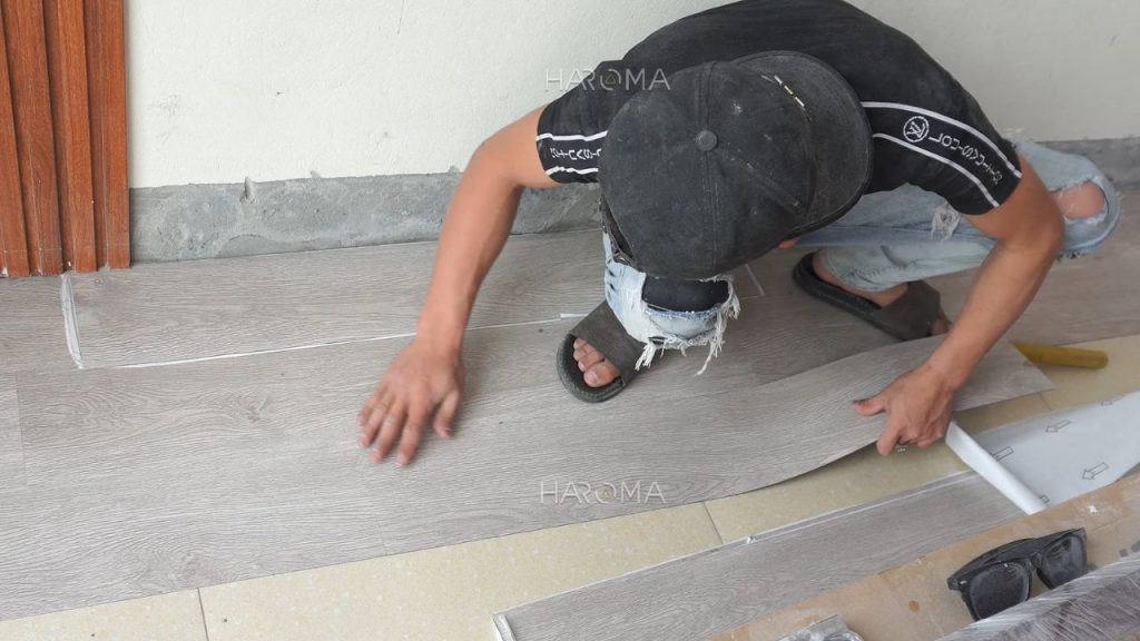 Sàn nhựa giả gỗ bóc dán chi phí thi công siêu tiết kiệm