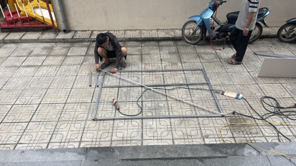 Chuẩn bị vật tư, phụ kiện thi công tấm ốp nhựa nano làm vách ngăn