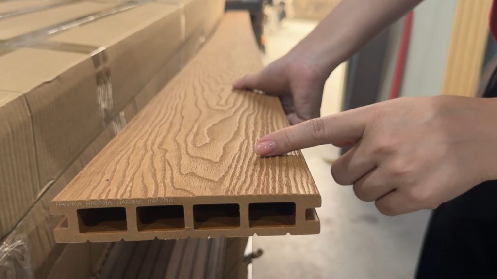 Thi công sàn gỗ nhựa ngoài trời cần mua dòng vật liệu lát sàn chất lượng, cốt đanh chắc