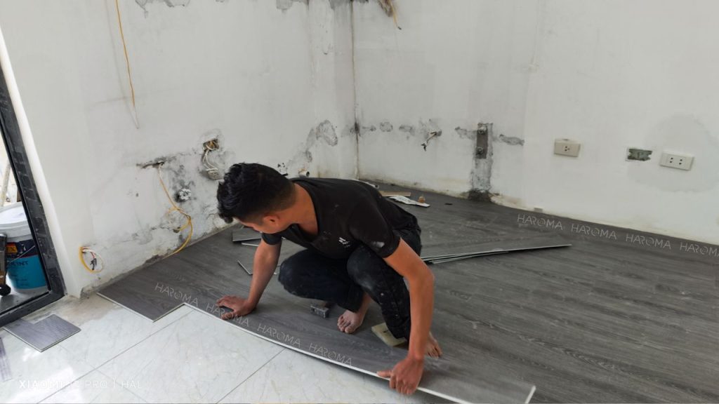 Việc lựa chọn sàn nhựa hèm khoá hay sàn nhựa bóc dán phụ thuộc vào nhu cầu sử dụng và tài chính