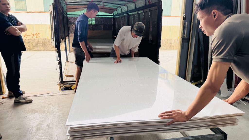 Tấm PVC vân đá - Vật liệu ốp tường giá rẻ nhưng lại sở hữu thiết kế giả đá sang trọng