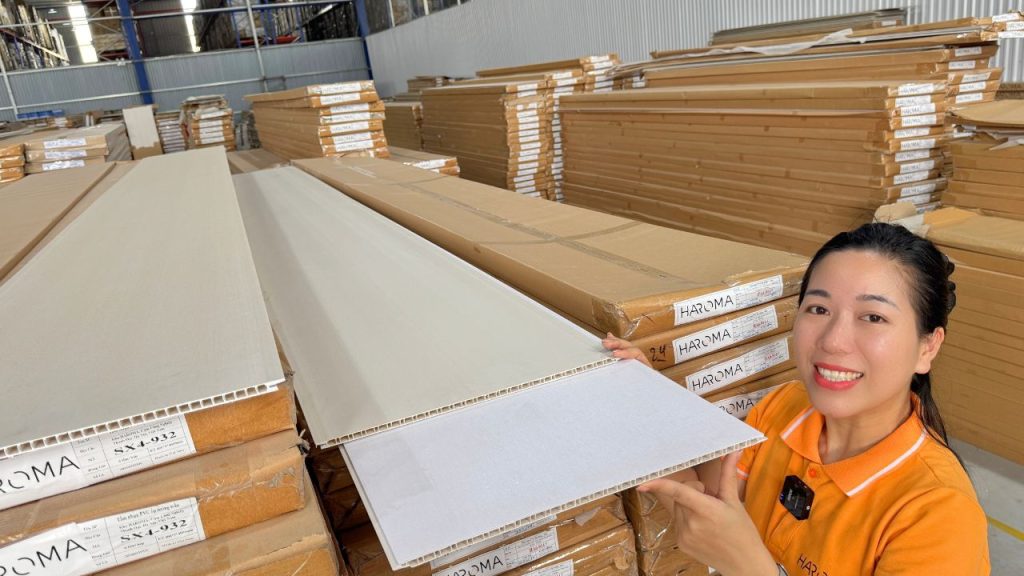 Tấm ốp nhựa trong nhà tuỳ từng hiện trạng tường mà có thể ốp trực tiếp lên tường hoặc hệ khung xương