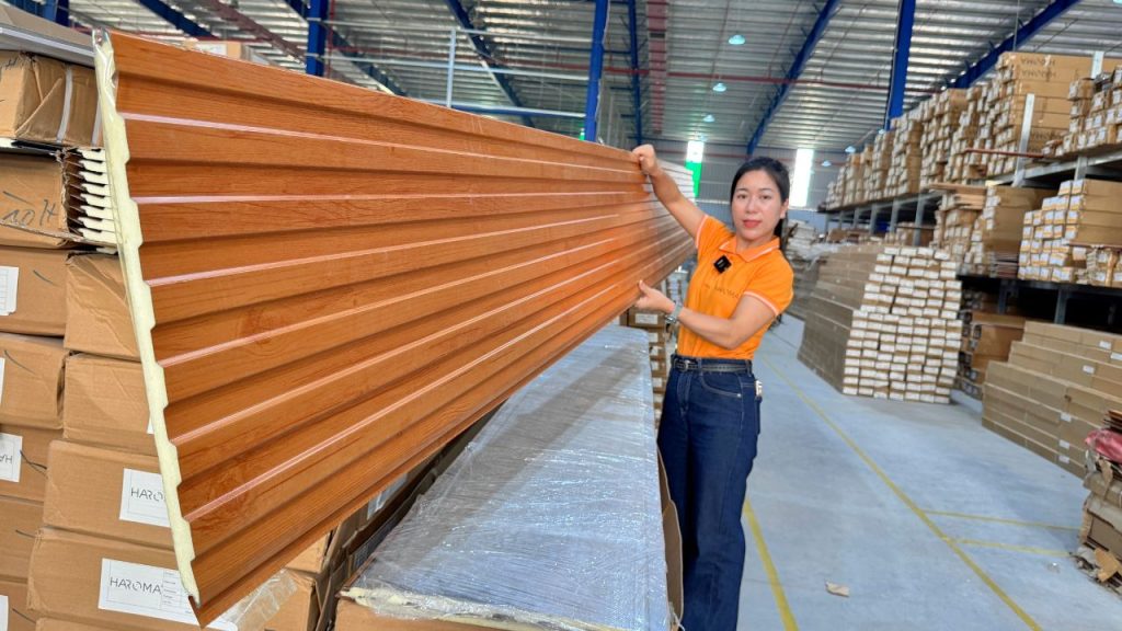 Tấm panel có cấu tạo 3 lớp với  cốt PU giúp chống nóng cách nhiệt