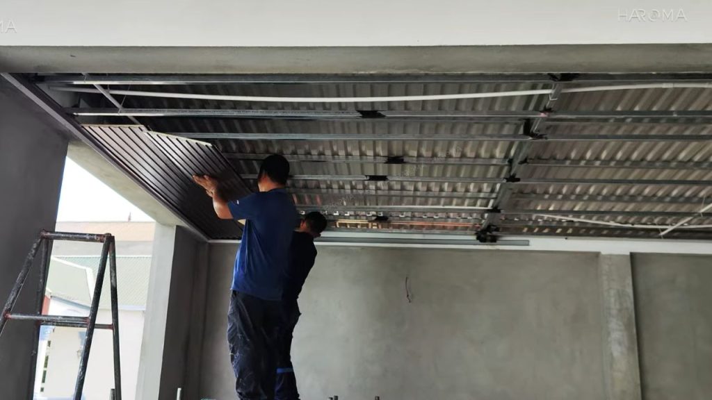 THi công ghép tấm panel trên hèm khoá âm dương thông minh