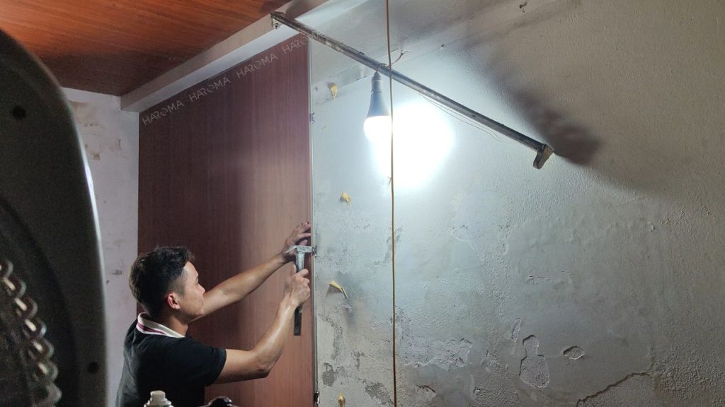 Thi công tấm ốp nhựa nano cải tạo tường nhà ngăn ẩm mốc