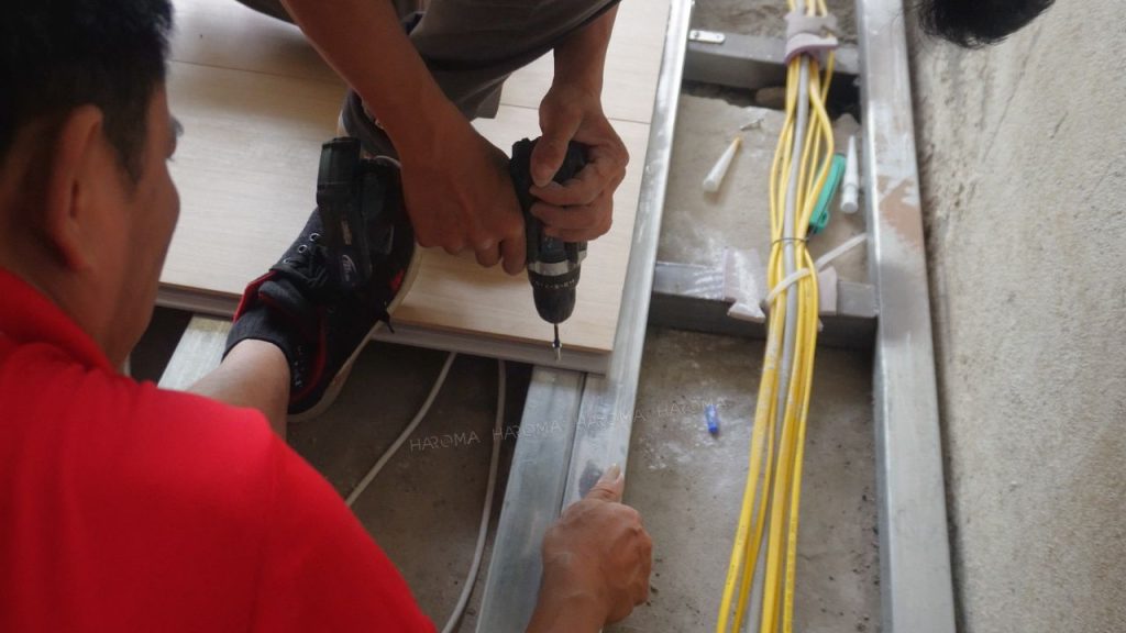 Khoan bắt vít cố định sàn nhựa chịu lực xuống hệ khung xương
