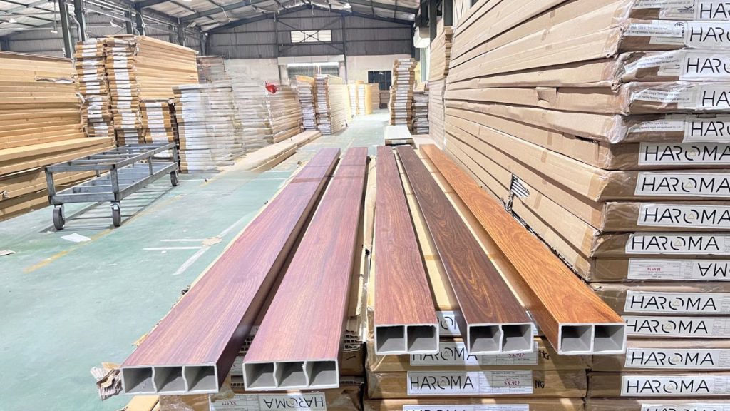 Thanh lam hộp nhựa vân gỗ dựng  vách ngăn cầu thang, vách ngăn phòng