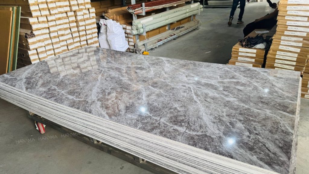 Tấm PVC vân đá có kích thước khổ lớn