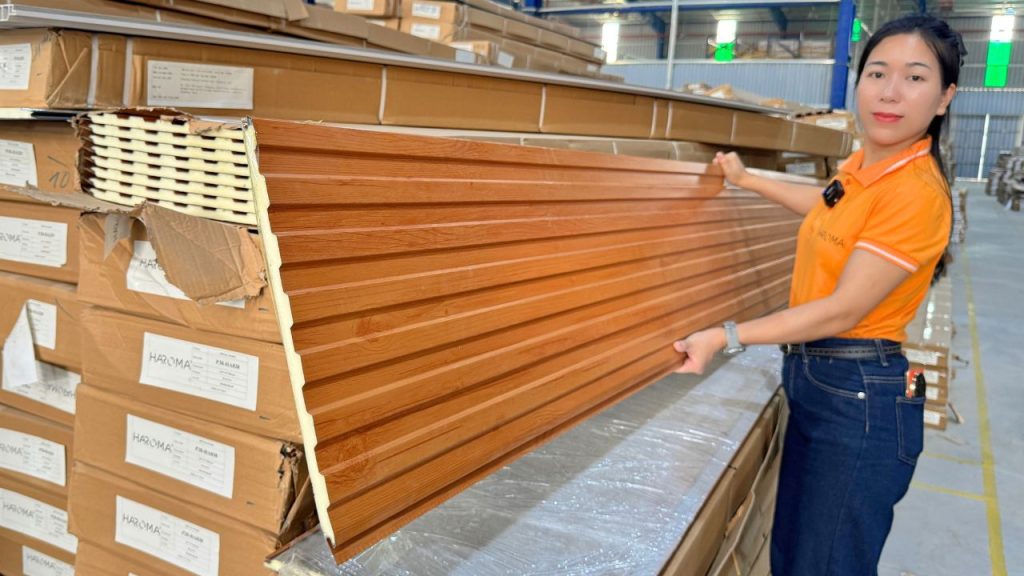 Tấm panel sở hữu lõi PU giúp chống nóng cách nhiệt