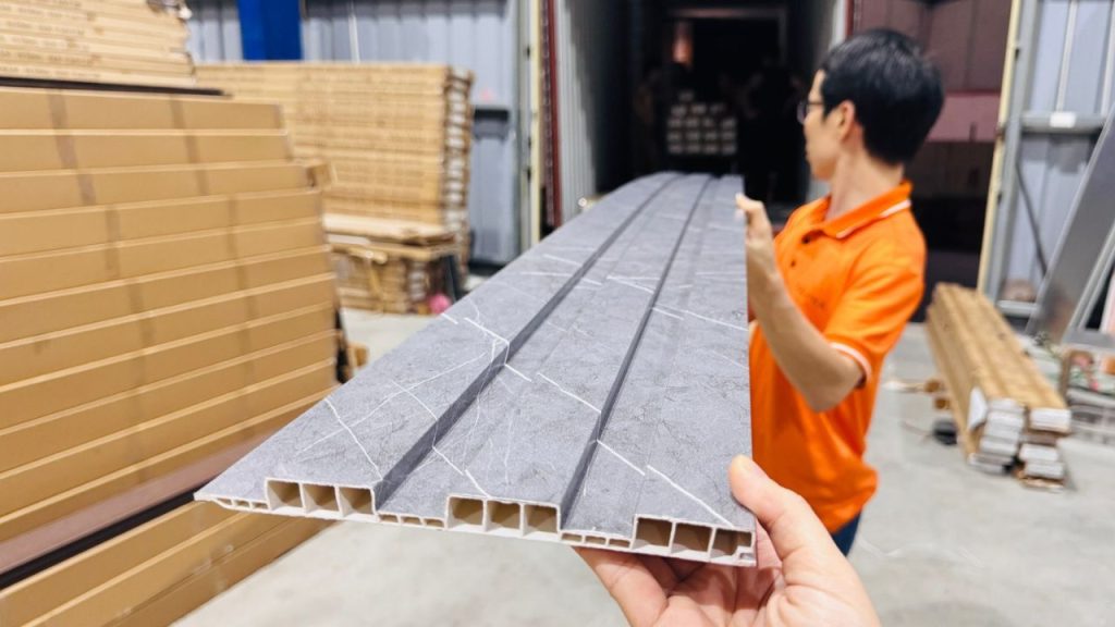 Tấm ốp nhựa lam sóng trang trí bức vách tivi