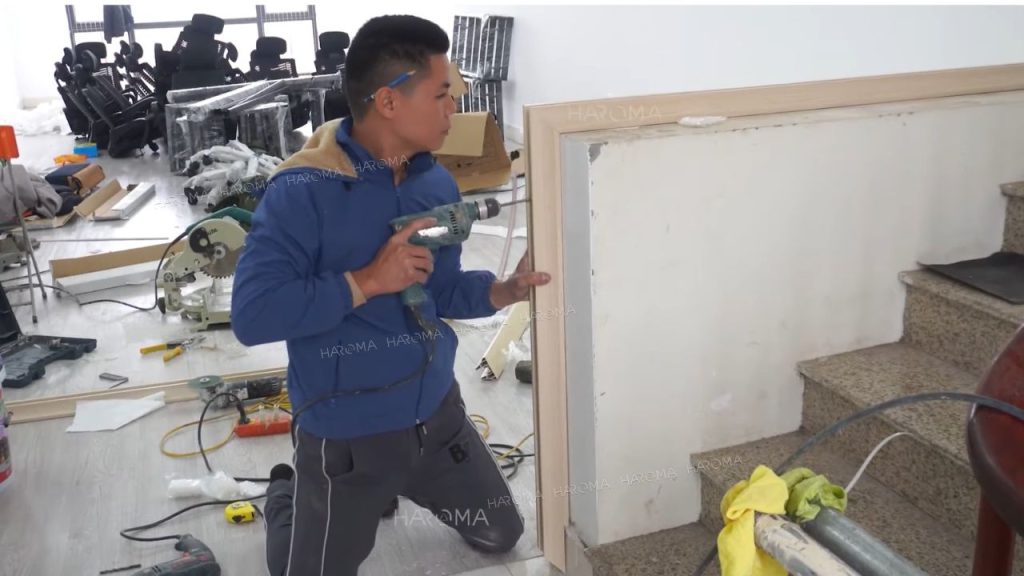 Thực hiện đo đạc cắt chân đế vách ngăn phòng